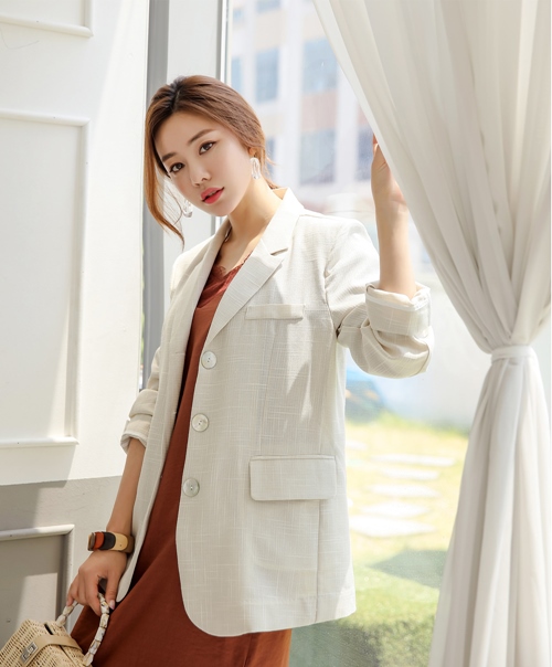 3 kiểu áo khoác công sở duyên dáng bất chấp nóng